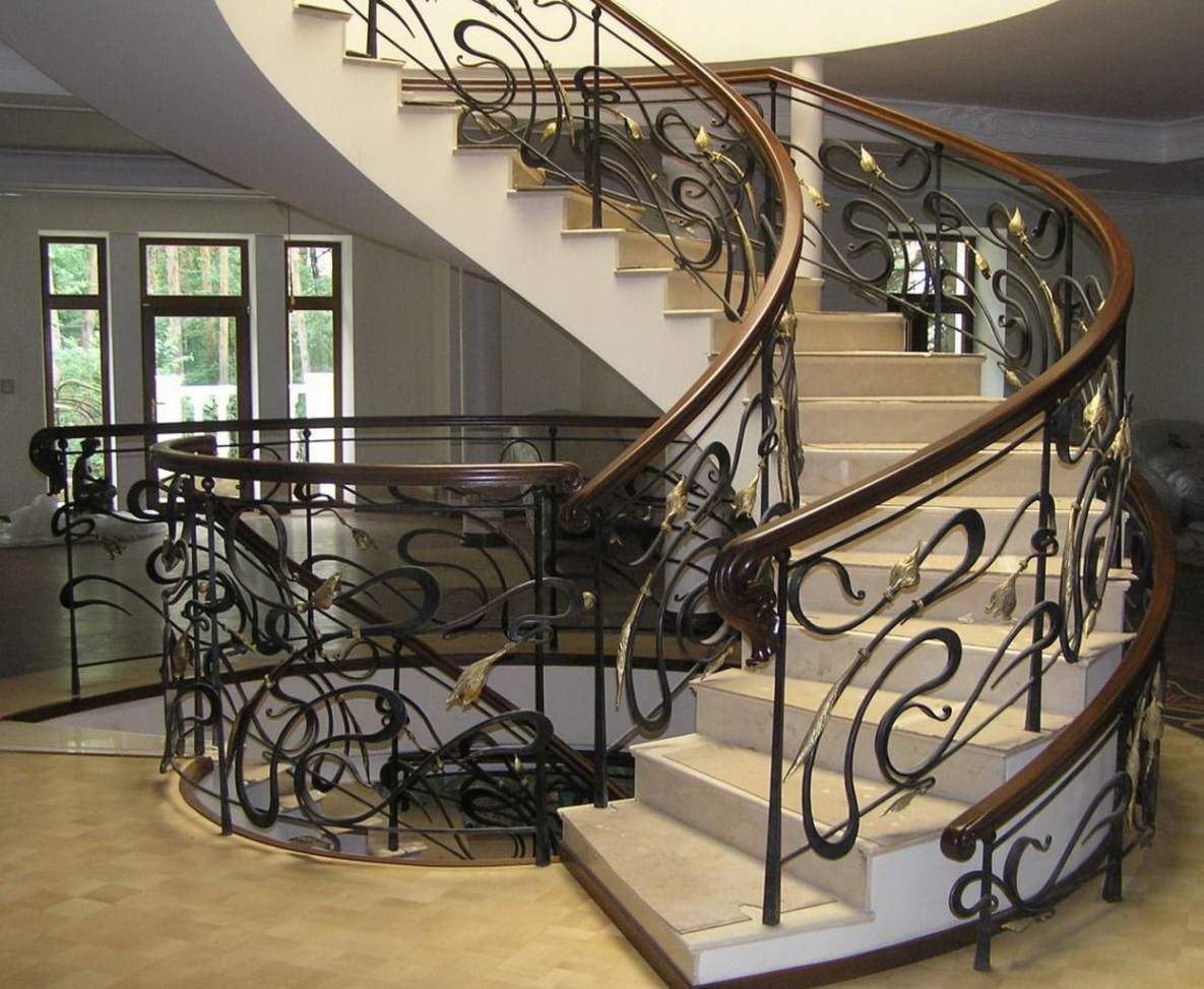 Достоинства кованых лестниц в доме