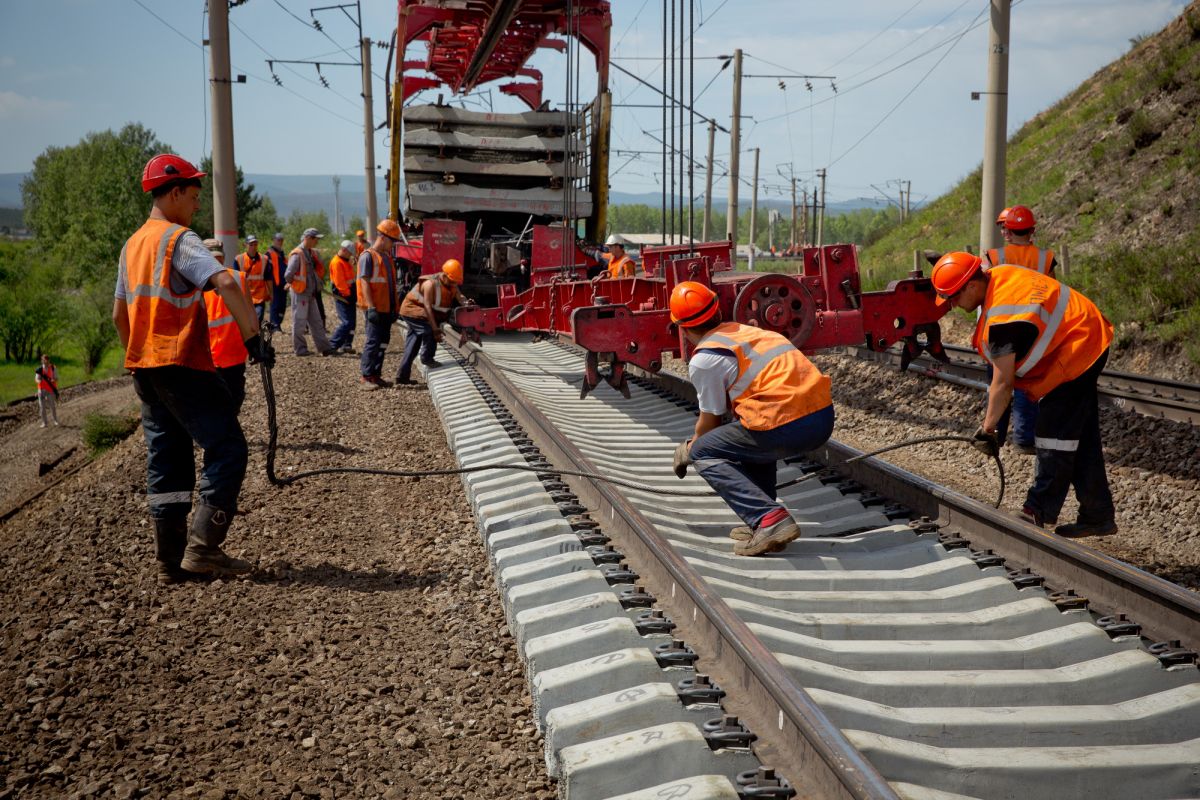 Строительство и ремонт железнодорожных путей