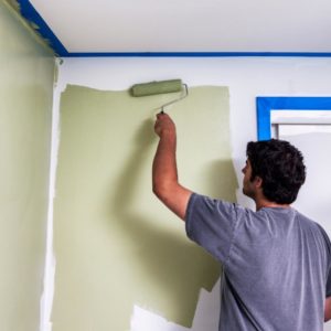 Как правильно покрасить стены в квартире?