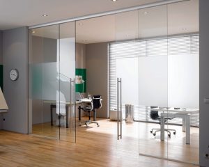 Раздвижные стеклянные стены-перегородки в офисном интерьере