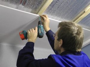 Как правильно смонтировать панели ПВХ на потолке
