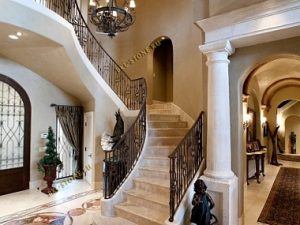 Мраморная лестниц: признак изысканного вкуса и благосостояния хозяина дома
