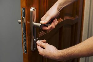 Необходимость замены замка или личинки замка на входной двери