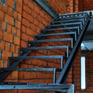 Как облицевать металлическую лестницу: плюсы и минусы