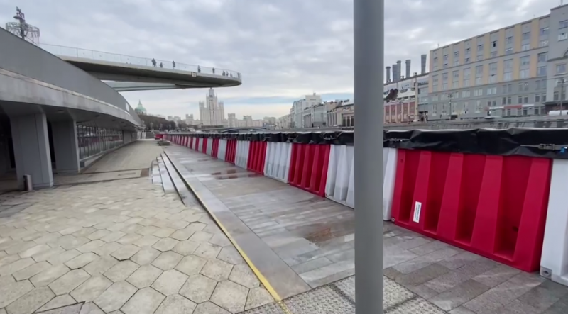 Противопаводковые барьеры установлены на двух набережных в центре Москвы