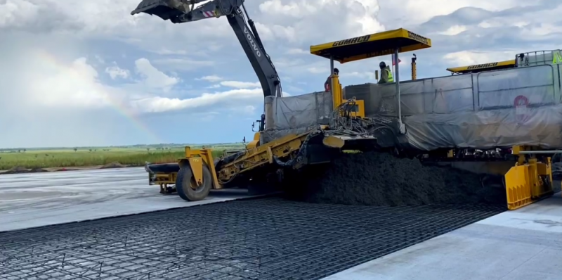 В аэропорту Благовещенска завершено бетонирование взлетно-посадочной полосы