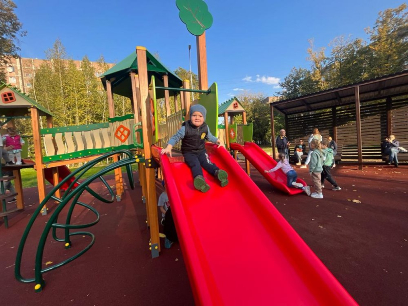 В Глуховском парке открылась новая игровая зона для детей