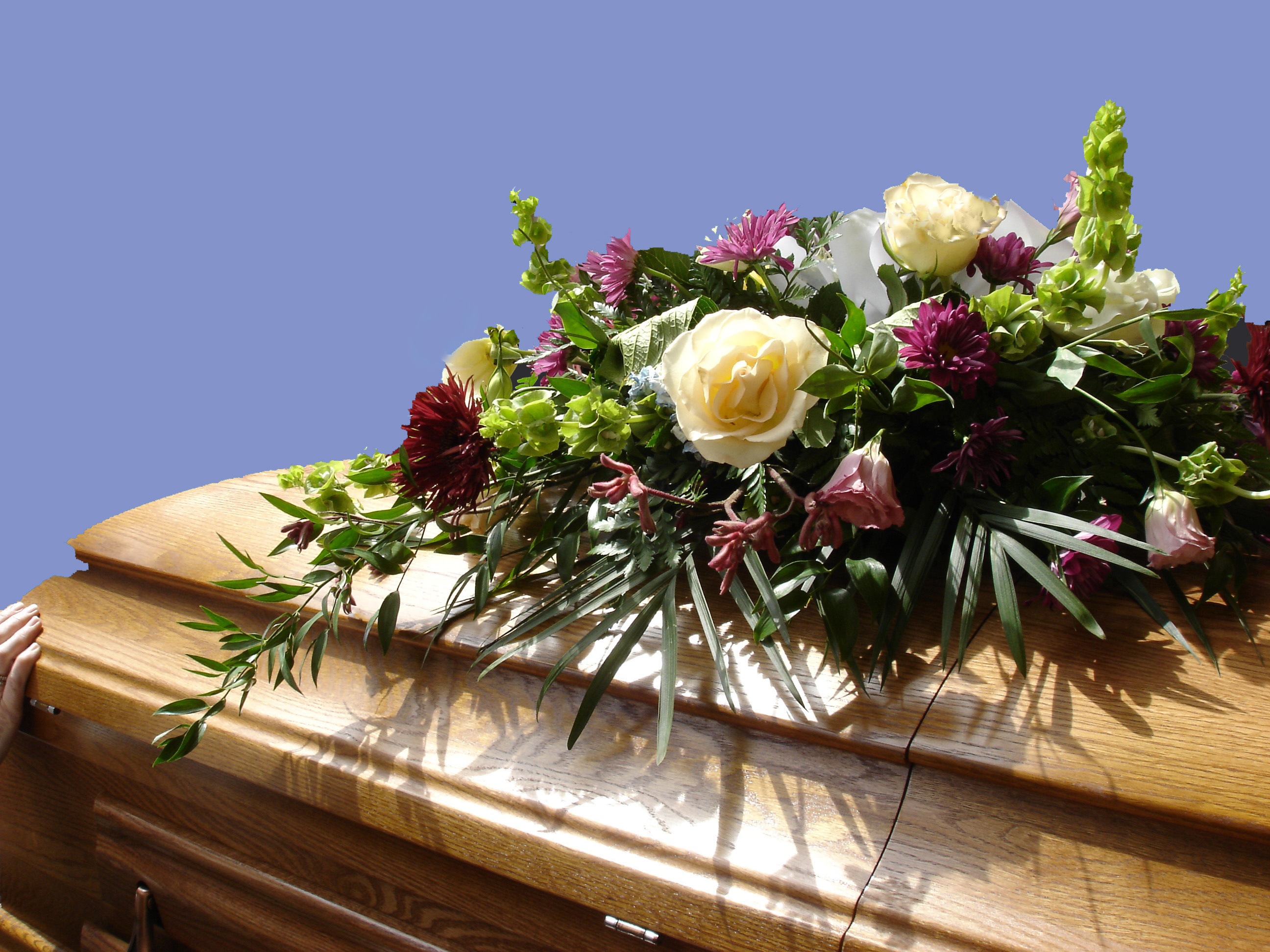 Какие цветы можно возлагать. Букет на похороны. Гроб с цветами. Траурные цветы. Траурный букет.