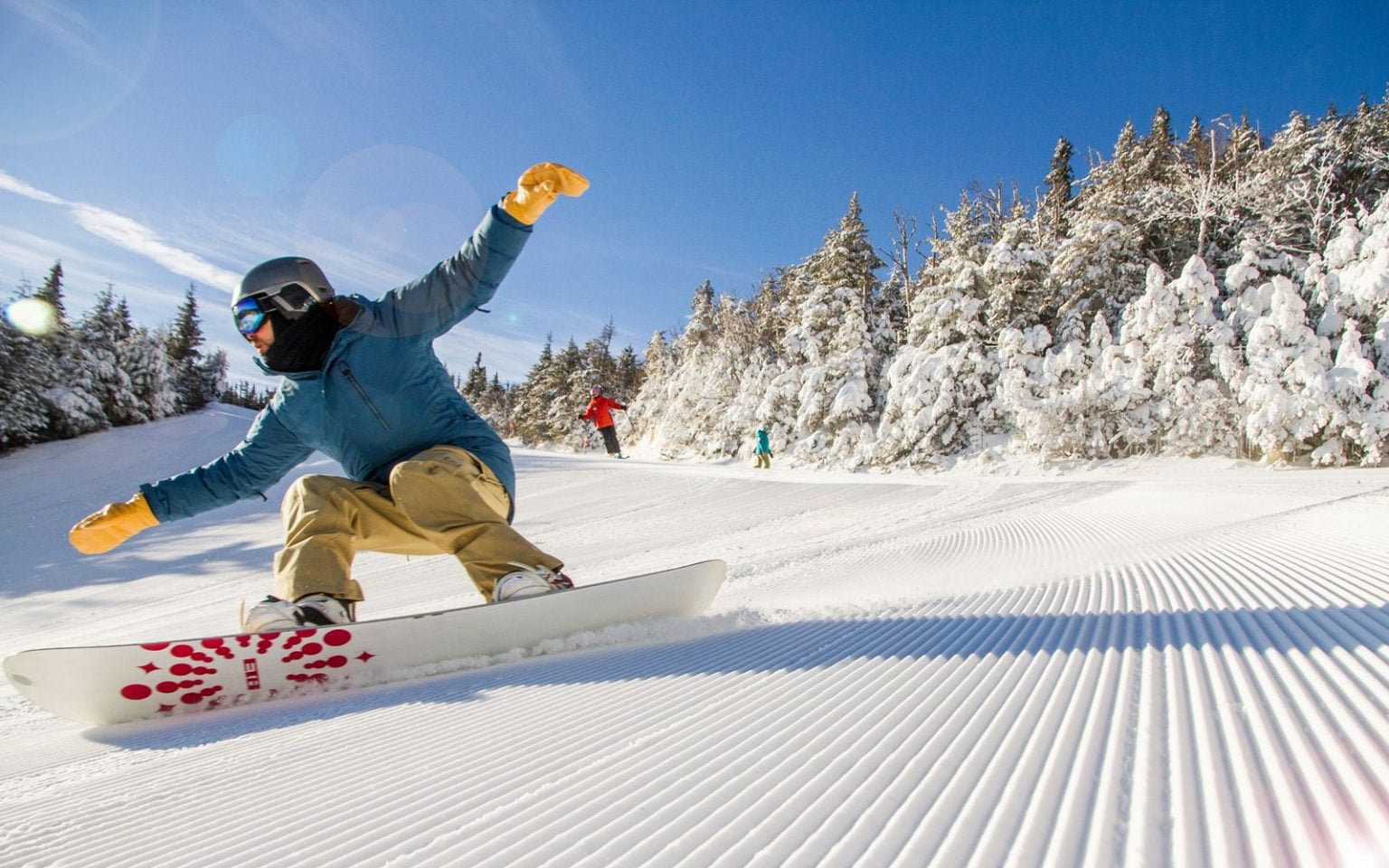 Snowboarding. Горнолыжный курорт Уайтфейс Маунтин. Сноуборд. Лыжи и сноуборд. Сноубордисты и лыжники.